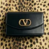 Bolso de hombro Valentino Garavani Vain en piel de becerro brillante Bolso de hombro Valentino Garavani Vain en piel de becerro brillante