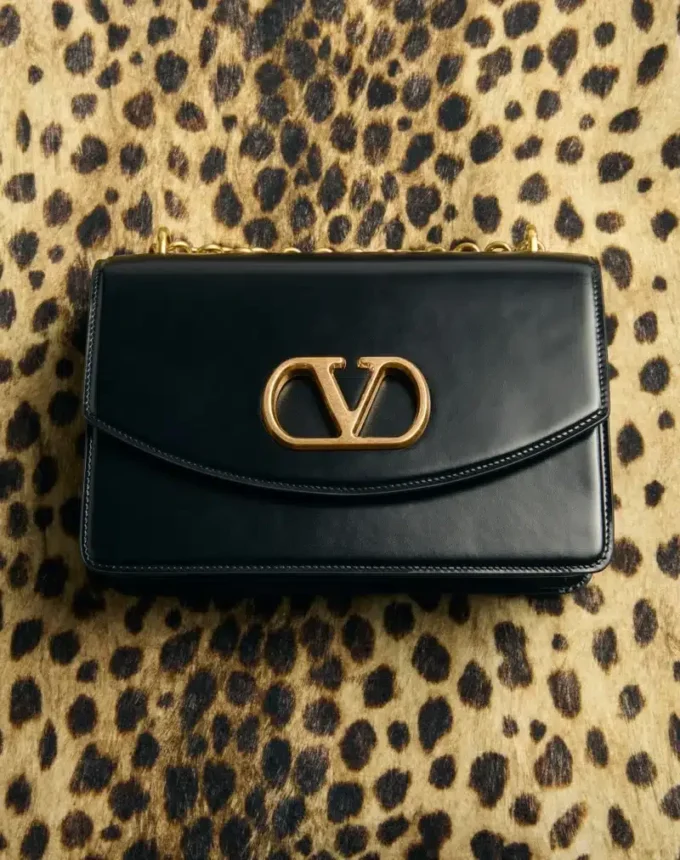 Bolso de hombro Valentino Garavani Vain en piel de becerro brillante Bolso de hombro Valentino Garavani Vain en piel de becerro brillante