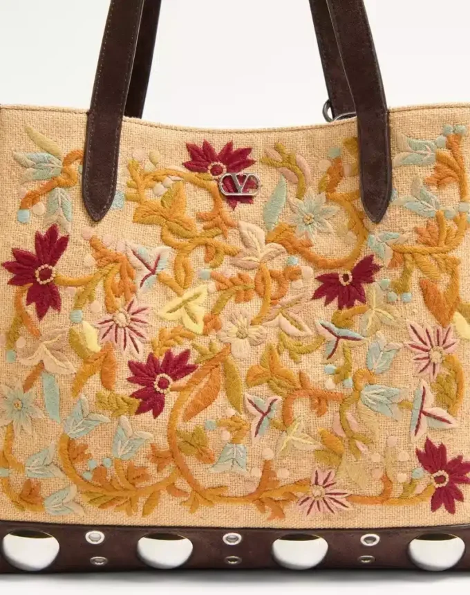 Bolso de mano mediano bordado Nellcôte de Valentino Garavani Bolso de mano mediano bordado Nellcôte de Valentino Garavani