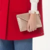 Bolso de mano Rockstud de piel de becerro granulada laminada Bolso de mano Rockstud de piel de becerro granulada laminada