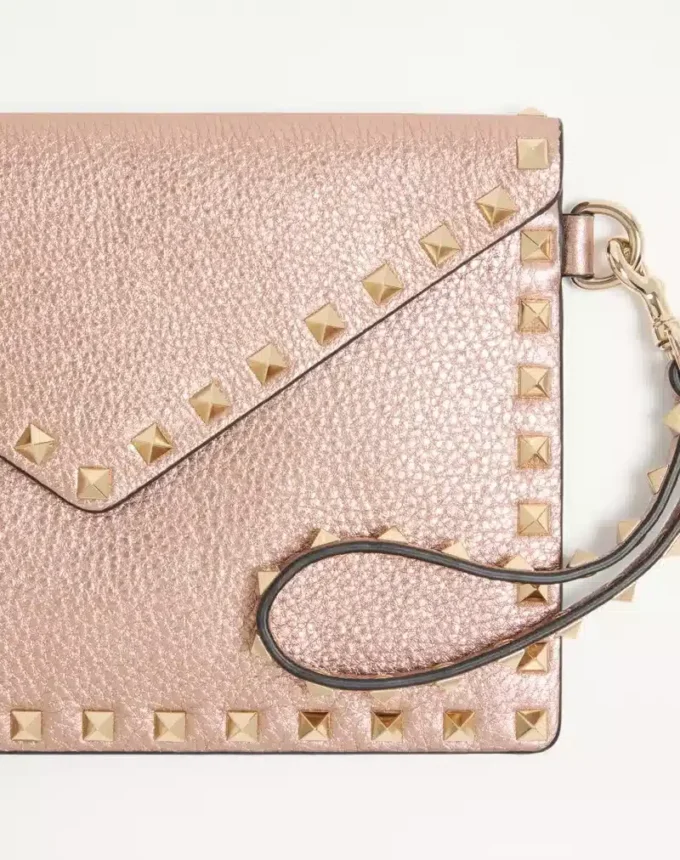 Bolso de mano Rockstud de piel de becerro granulada laminada Bolso de mano Rockstud de piel de becerro granulada laminada