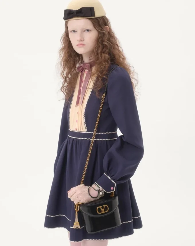 Bolso de tocador Valentino Garavani Vain en piel de becerro brillante Bolso de tocador Valentino Garavani Vain en piel de becerro brillante