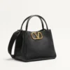 Bolso mediano Alltime de Valentino Garavani en piel de becerro granulada