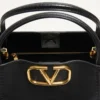 Bolso mediano Alltime de Valentino Garavani en piel de becerro granulada
