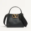 Bolso mediano Alltime de Valentino Garavani en piel de becerro granulada