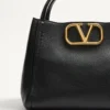 Bolso mediano Alltime de Valentino Garavani en piel de becerro granulada
