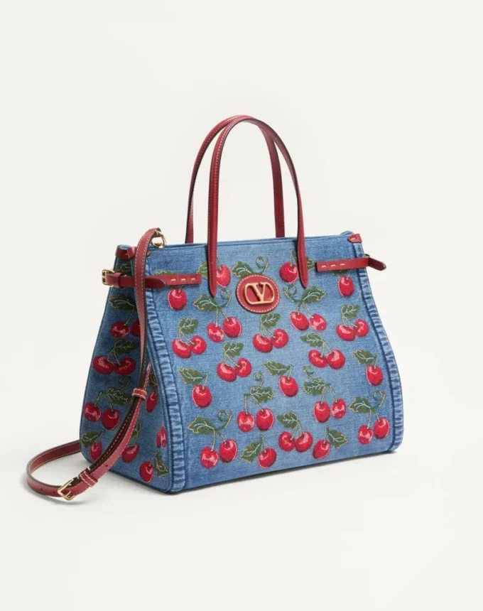 Bolso mediano Antibes de Valentino Garavani en denim con bordado Cherryfic