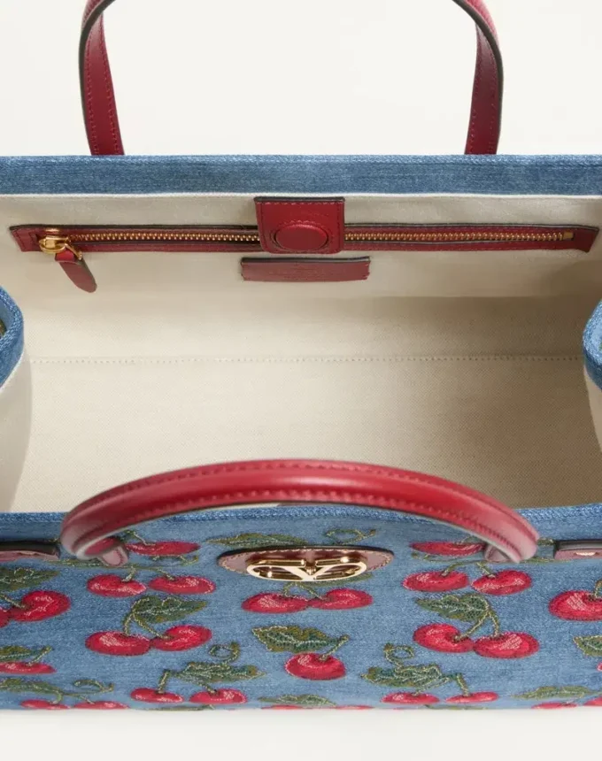 Bolso mediano Antibes de Valentino Garavani en denim con bordado Cherryfic