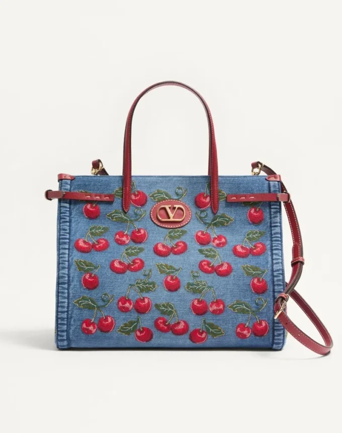 Bolso mediano Antibes de Valentino Garavani en denim con bordado Cherryfic