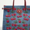 Bolso mediano Antibes de Valentino Garavani en denim con bordado Cherryfic