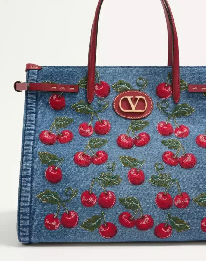 Bolso mediano Antibes de Valentino Garavani en denim con bordado Cherryfic