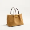 Bolso mediano de ante Valentino Garavani con forro de piel de oveja Bolso mediano de ante Valentino Garavani con forro de piel de oveja