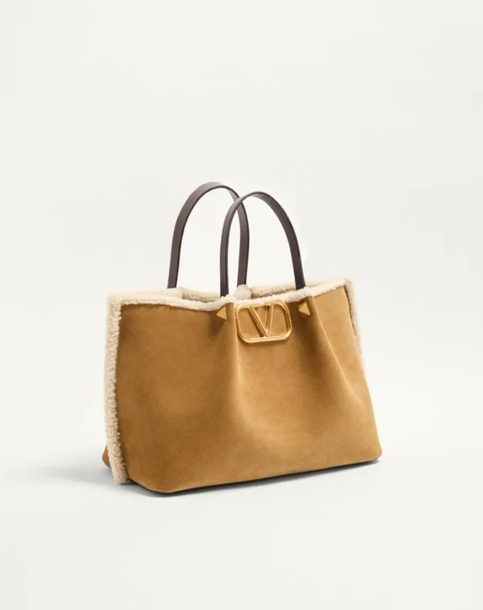 Bolso mediano de ante Valentino Garavani con forro de piel de oveja Bolso mediano de ante Valentino Garavani con forro de piel de oveja