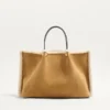 Bolso mediano de ante Valentino Garavani con forro de piel de oveja Bolso mediano de ante Valentino Garavani con forro de piel de oveja