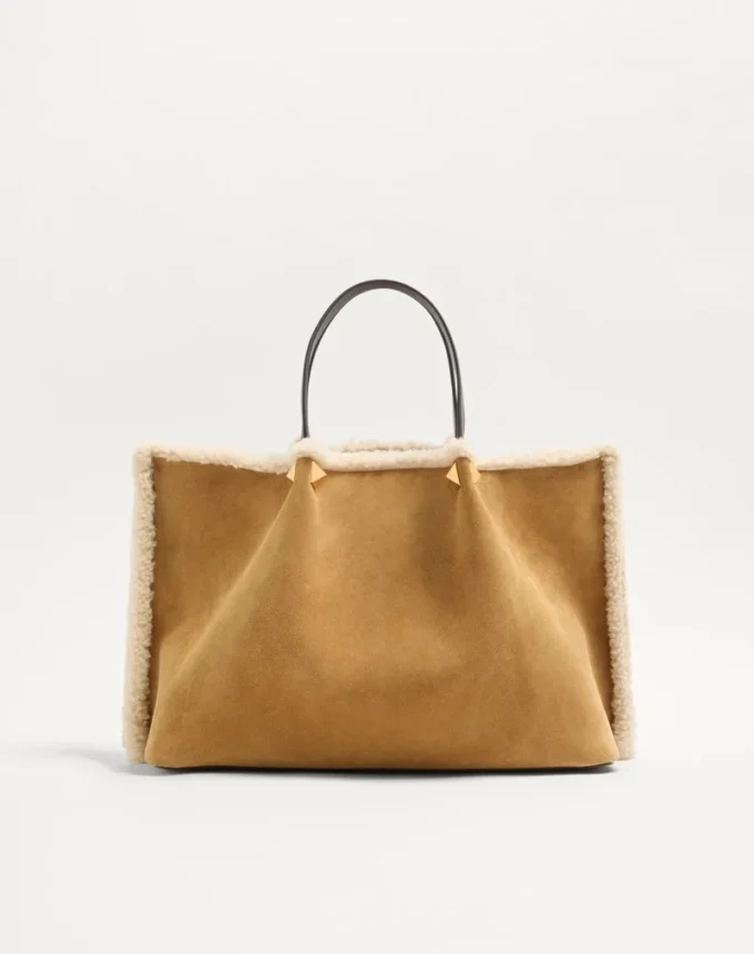 Bolso mediano de ante Valentino Garavani con forro de piel de oveja Bolso mediano de ante Valentino Garavani con forro de piel de oveja