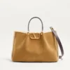Bolso mediano de ante Valentino Garavani con forro de piel de oveja Bolso mediano de ante Valentino Garavani con forro de piel de oveja