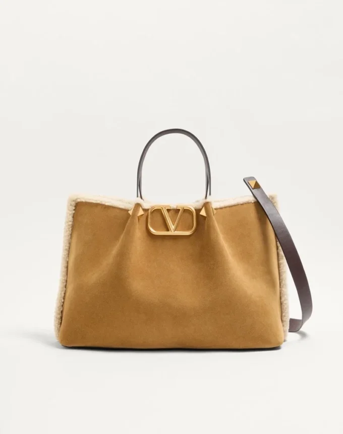 Bolso mediano de ante Valentino Garavani con forro de piel de oveja Bolso mediano de ante Valentino Garavani con forro de piel de oveja