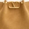 Bolso mediano de ante Valentino Garavani con forro de piel de oveja Bolso mediano de ante Valentino Garavani con forro de piel de oveja