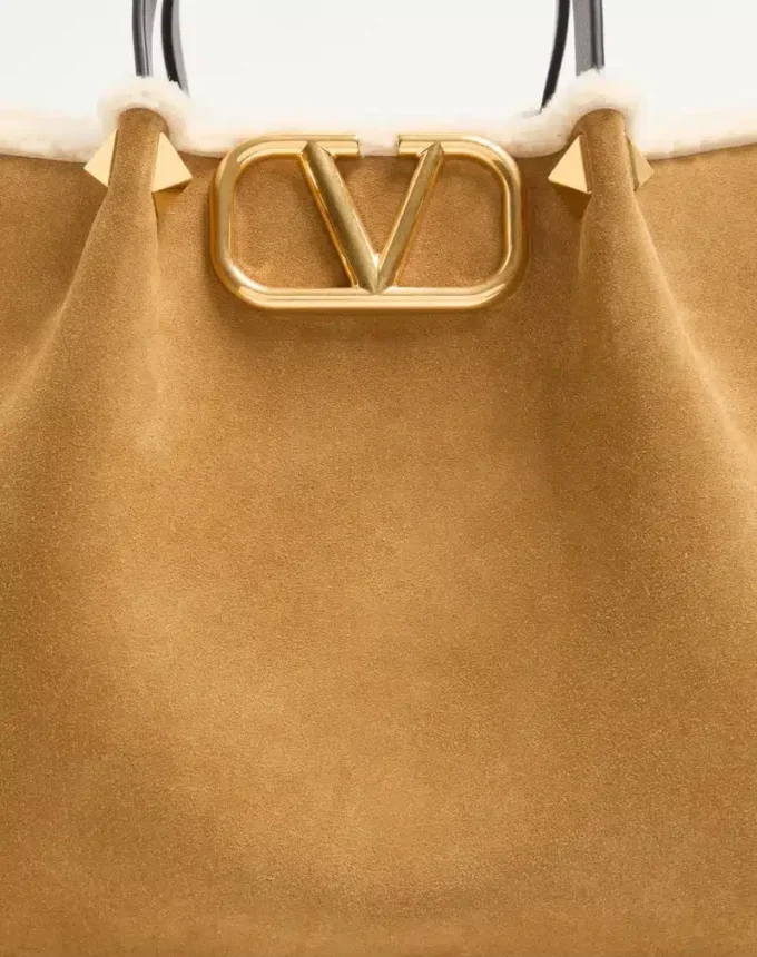 Bolso mediano de ante Valentino Garavani con forro de piel de oveja Bolso mediano de ante Valentino Garavani con forro de piel de oveja