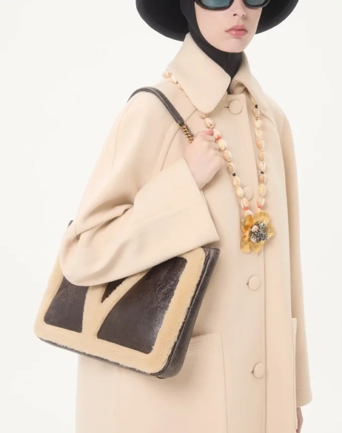 Bolso mediano de compras Valentino Garavani Viva Superstar en piel de oveja. Bolso mediano de compras Valentino Garavani Viva Superstar en piel de oveja.
