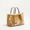 Bolso mediano de Valentino Garavani en ante bordado con forro de piel de oveja Bolso mediano de Valentino Garavani en ante bordado con forro de piel de oveja