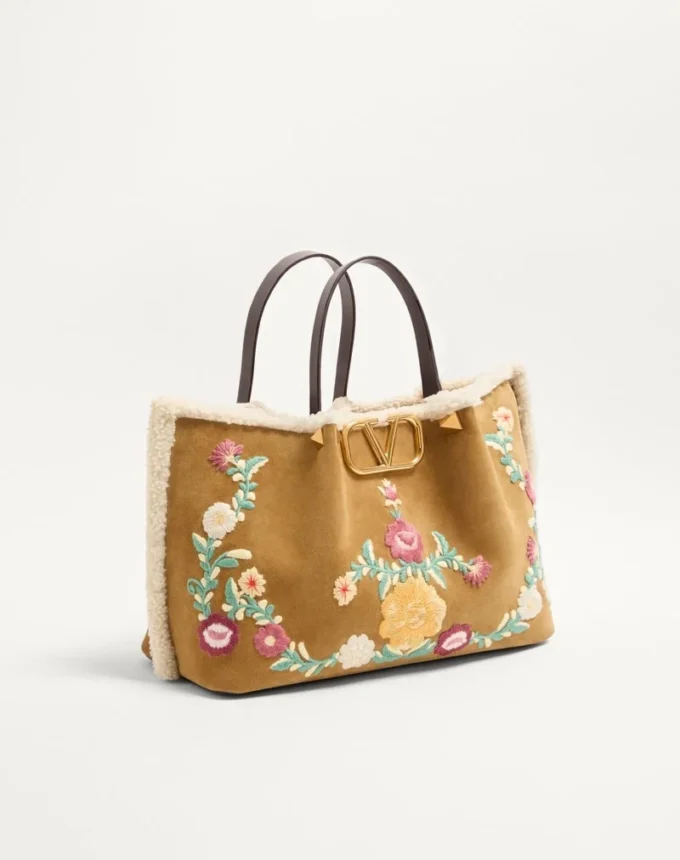 Bolso mediano de Valentino Garavani en ante bordado con forro de piel de oveja Bolso mediano de Valentino Garavani en ante bordado con forro de piel de oveja