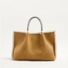 Bolso mediano de Valentino Garavani en ante bordado con forro de piel de oveja Bolso mediano de Valentino Garavani en ante bordado con forro de piel de oveja