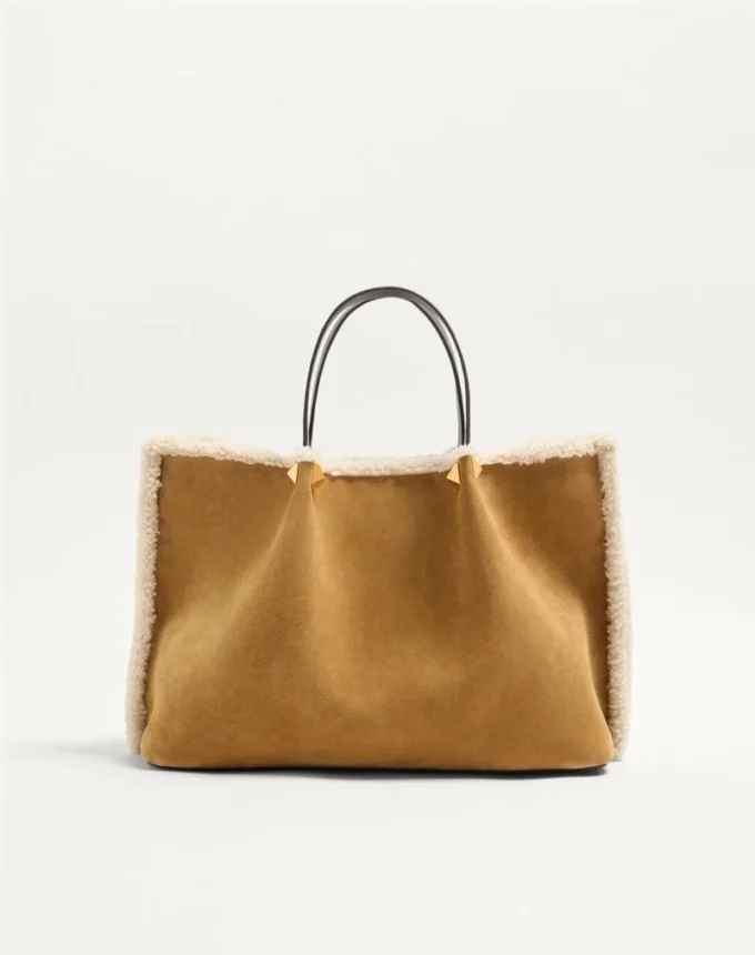 Bolso mediano de Valentino Garavani en ante bordado con forro de piel de oveja Bolso mediano de Valentino Garavani en ante bordado con forro de piel de oveja