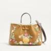 Bolso mediano de Valentino Garavani en ante bordado con forro de piel de oveja Bolso mediano de Valentino Garavani en ante bordado con forro de piel de oveja