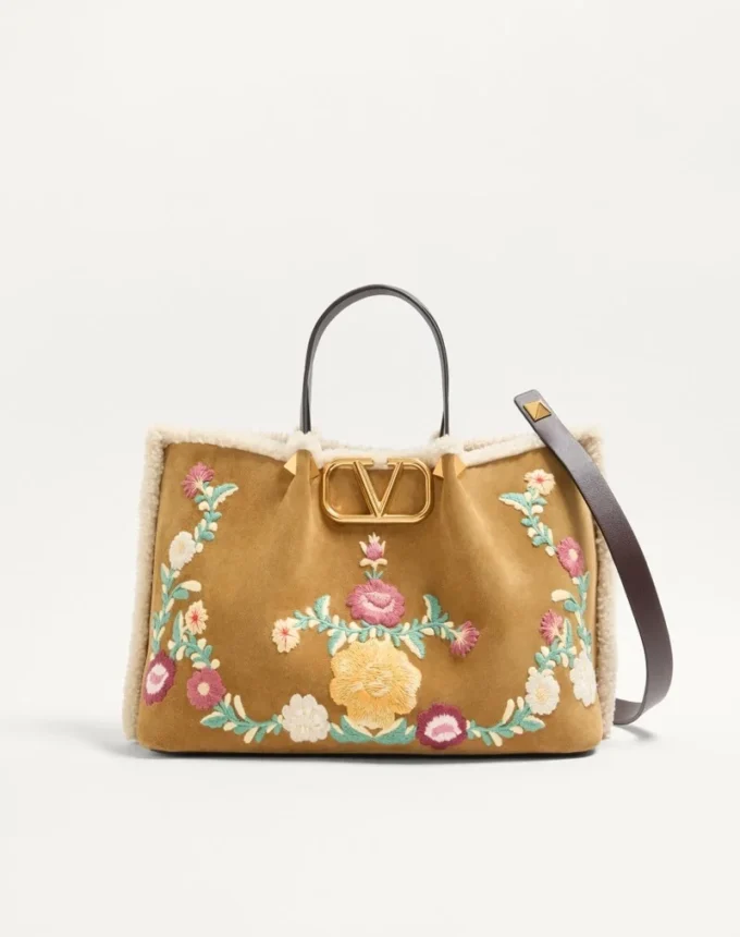 Bolso mediano de Valentino Garavani en ante bordado con forro de piel de oveja Bolso mediano de Valentino Garavani en ante bordado con forro de piel de oveja