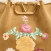 Bolso mediano de Valentino Garavani en ante bordado con forro de piel de oveja Bolso mediano de Valentino Garavani en ante bordado con forro de piel de oveja