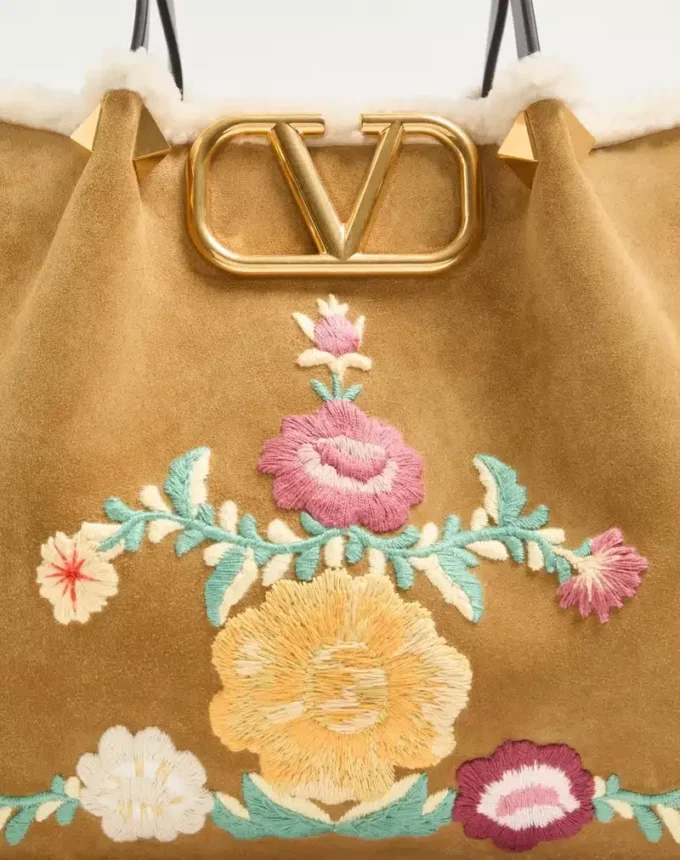 Bolso mediano de Valentino Garavani en ante bordado con forro de piel de oveja Bolso mediano de Valentino Garavani en ante bordado con forro de piel de oveja