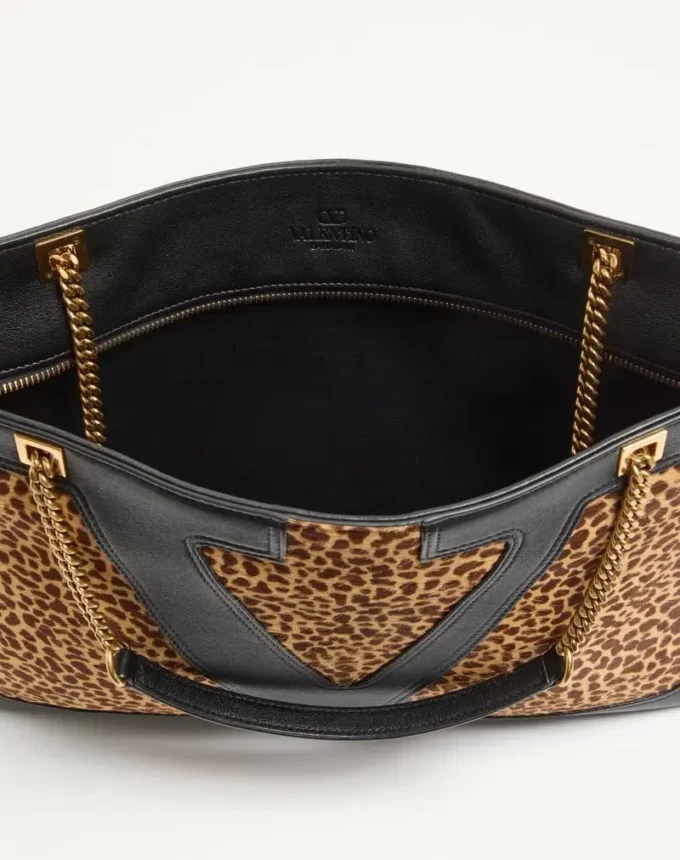 Bolso mediano Viva Superstar de Valentino Garavani en piel de becerro con efecto pony Bolso mediano Viva Superstar de Valentino Garavani en piel de becerro con efecto pony