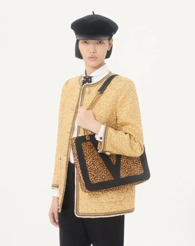 Bolso mediano Viva Superstar de Valentino Garavani en piel de becerro con efecto pony Bolso mediano Viva Superstar de Valentino Garavani en piel de becerro con efecto pony