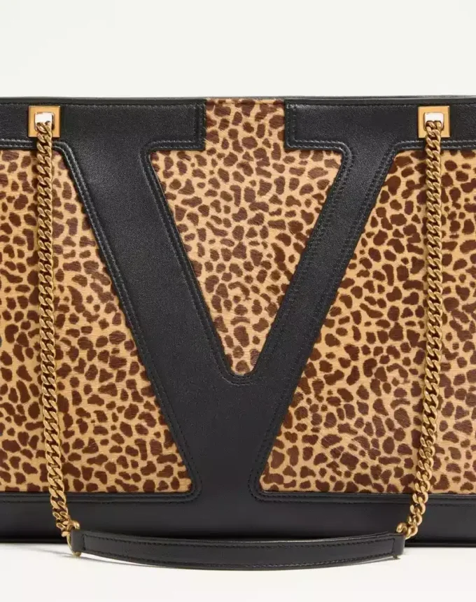 Bolso mediano Viva Superstar de Valentino Garavani en piel de becerro con efecto pony Bolso mediano Viva Superstar de Valentino Garavani en piel de becerro con efecto pony