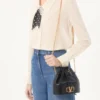 Bolso mini bucket en napa con cadena con el logotipo VLogo