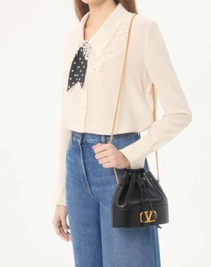 Bolso mini bucket en napa con cadena con el logotipo VLogo