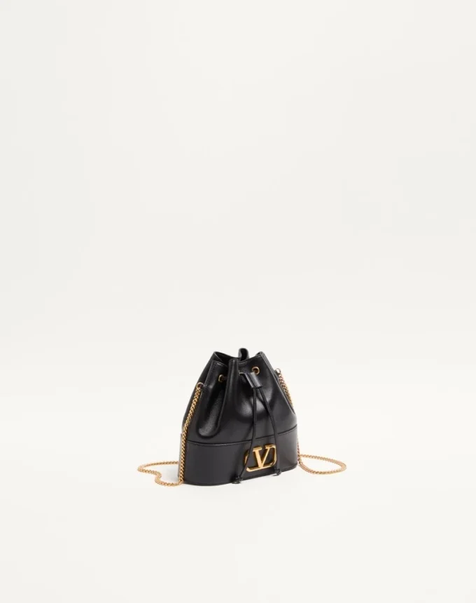 Bolso mini bucket en napa con cadena con el logotipo VLogo
