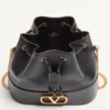 Bolso mini bucket en napa con cadena con el logotipo VLogo