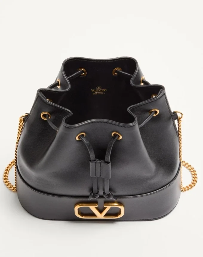 Bolso mini bucket en napa con cadena con el logotipo VLogo