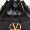 Bolso mini bucket en napa con cadena con el logotipo VLogo