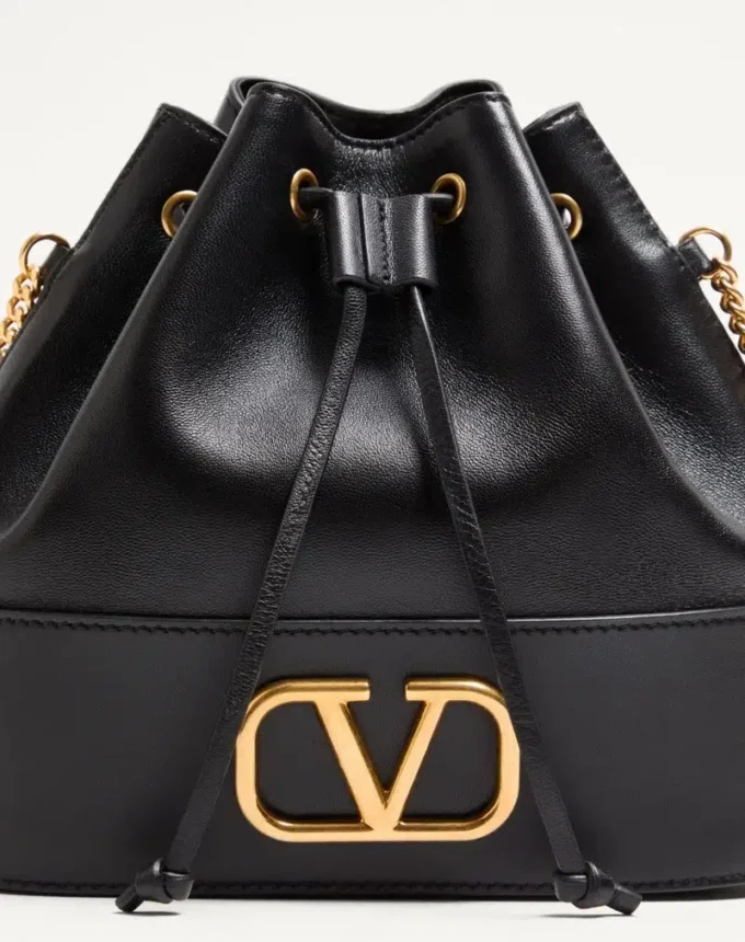 Bolso mini bucket en napa con cadena con el logotipo VLogo