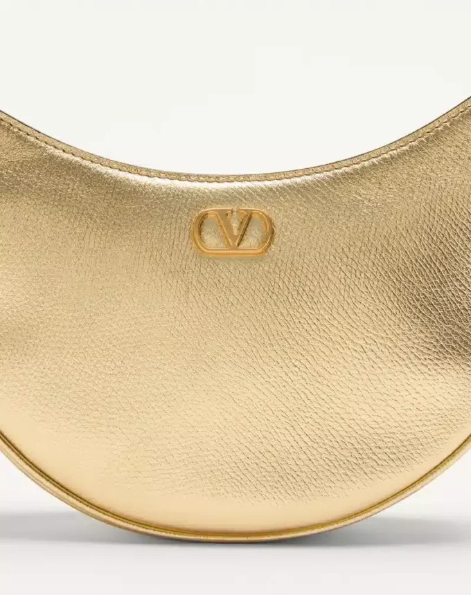 Bolso mini hobo Vlogo Signature en piel de becerro granulada laminada Bolso mini hobo Vlogo Signature en piel de becerro granulada laminada