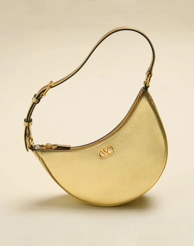 Bolso mini hobo Vlogo Signature en piel de becerro granulada laminada Bolso mini hobo Vlogo Signature en piel de becerro granulada laminada