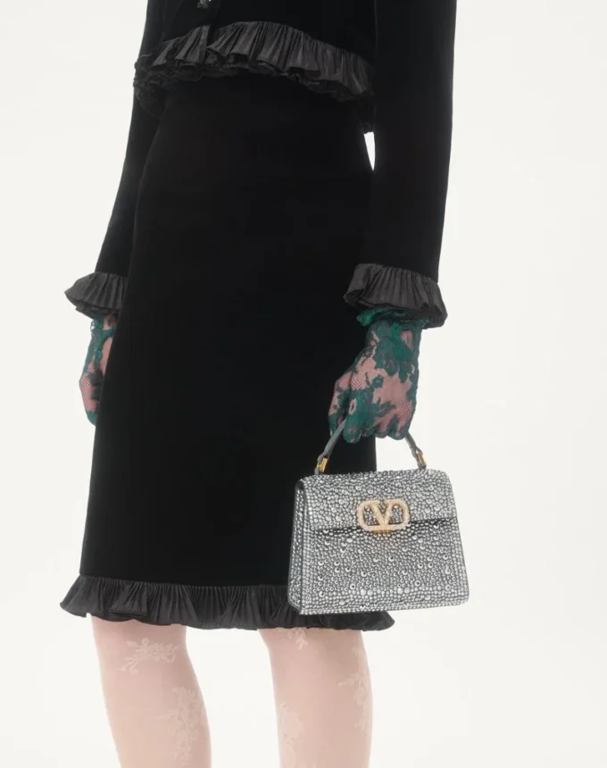 Bolso mini Vsling de Valentino Garavani con pedrería y logotipo joya Bolso mini Vsling de Valentino Garavani con pedrería y logotipo joya