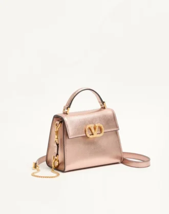 Bolso mini Vsling de Valentino Garavani en piel de becerro granulada laminada con logotipo joya