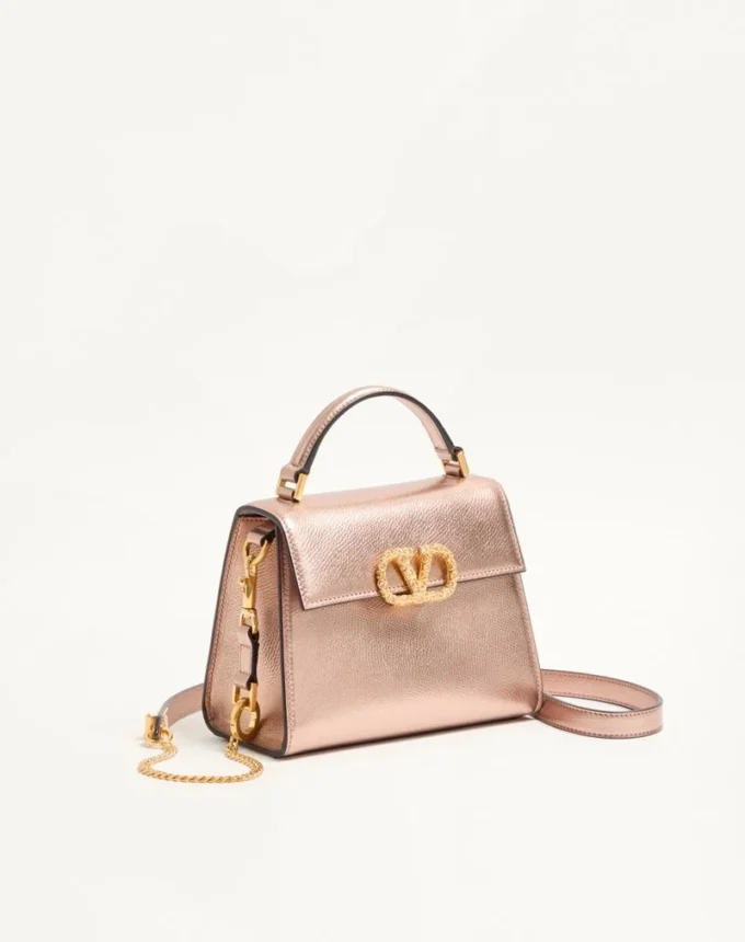 Bolso mini Vsling de Valentino Garavani en piel de becerro granulada laminada con logotipo joya Bolso mini Vsling de Valentino Garavani en piel de becerro granulada laminada con logotipo joya