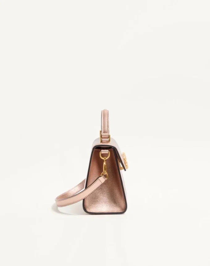 Bolso mini Vsling de Valentino Garavani en piel de becerro granulada laminada con logotipo joya Bolso mini Vsling de Valentino Garavani en piel de becerro granulada laminada con logotipo joya