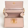 Bolso mini Vsling de Valentino Garavani en piel de becerro granulada laminada con logotipo joya Bolso mini Vsling de Valentino Garavani en piel de becerro granulada laminada con logotipo joya