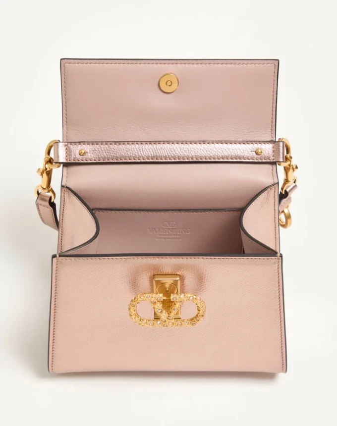 Bolso mini Vsling de Valentino Garavani en piel de becerro granulada laminada con logotipo joya Bolso mini Vsling de Valentino Garavani en piel de becerro granulada laminada con logotipo joya